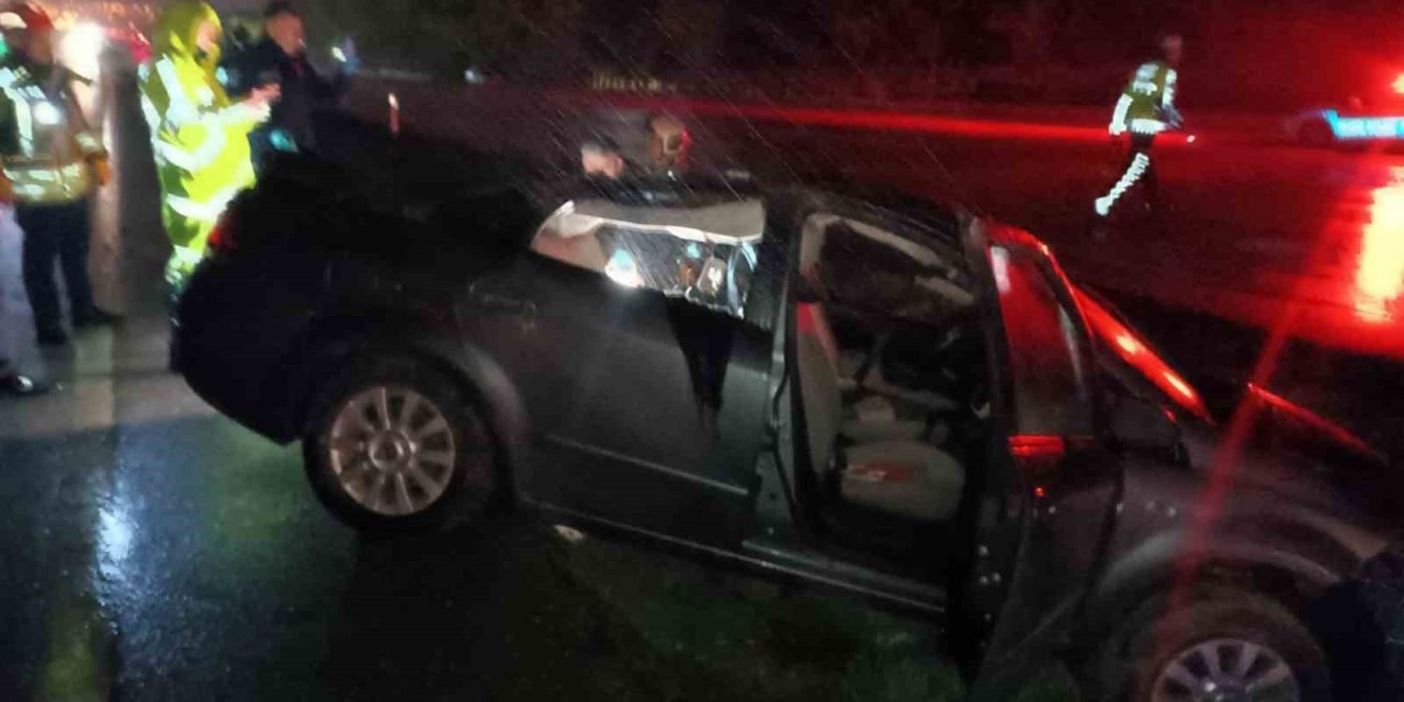 Ankara’da Yağış Nedeniyle Kontrolden Çıkan Araç Bariyere Çarptı: 1 Ölü, 5 Yaralı