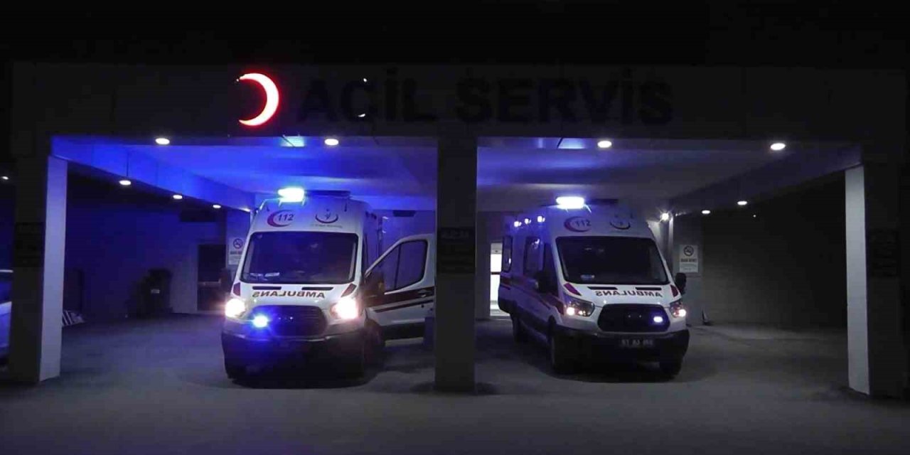 Niğde’de Hafif Ticari Araçla Motosiklet Çarpıştı: 1 Ölü, 4 Yaralı