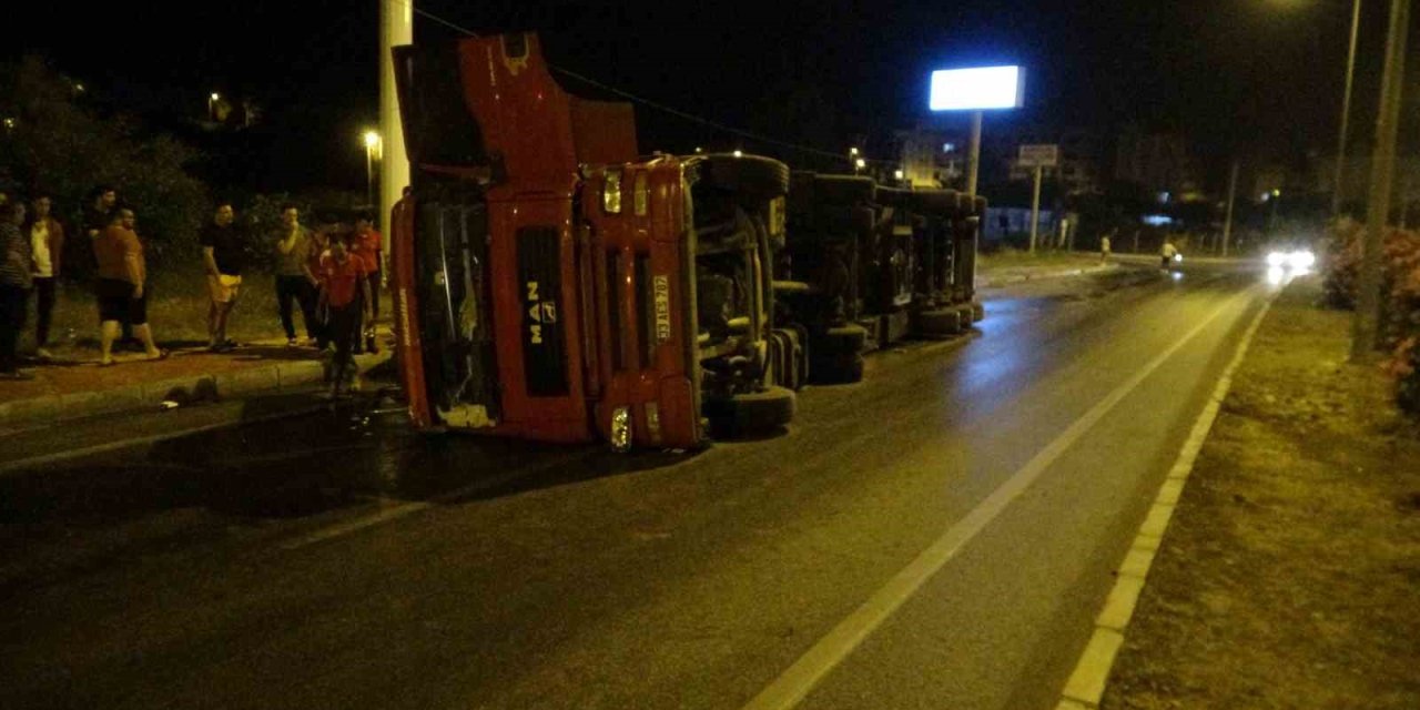 Kontrolden Çıkan Otomobil Kaldırıma Vurdu, Ona Metreler Kala Tır Devrildi