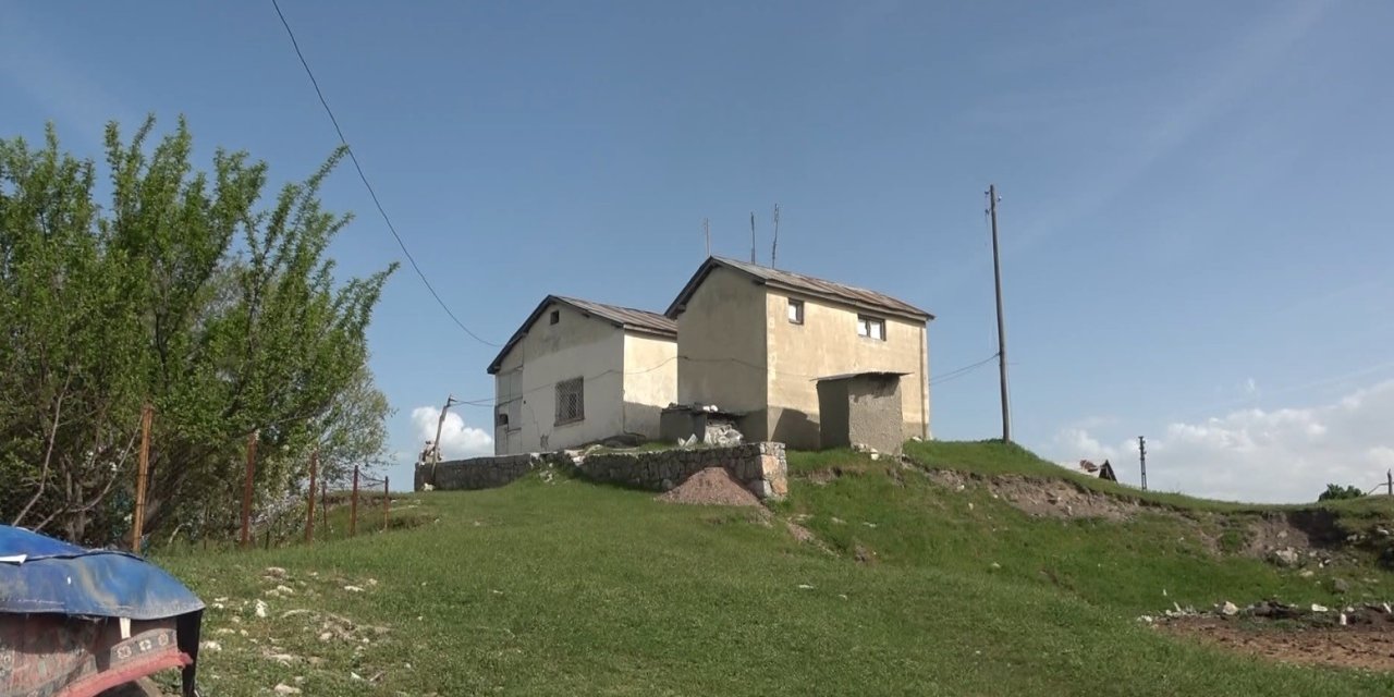 Hazine Avcıları Ahırdan Tünel Kazarak Tümülüsün Altını Oydu