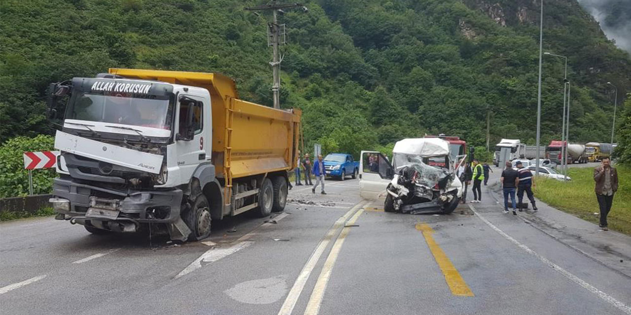 Giresun'da kamyon ile minibüsün çarpıştığı kazada 1 kişi öldü