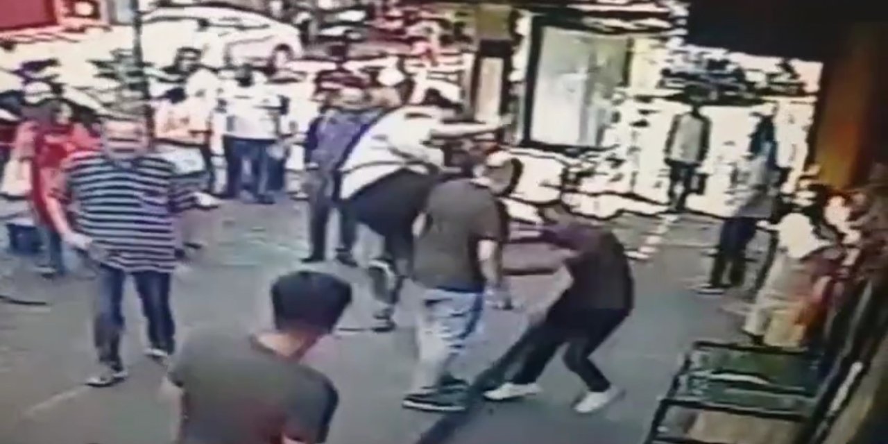 İstanbul’da Müşteriye “Sigara İçilmez” Dayağı Kamerada: Uçan Tekmeyle Saldırdılar
