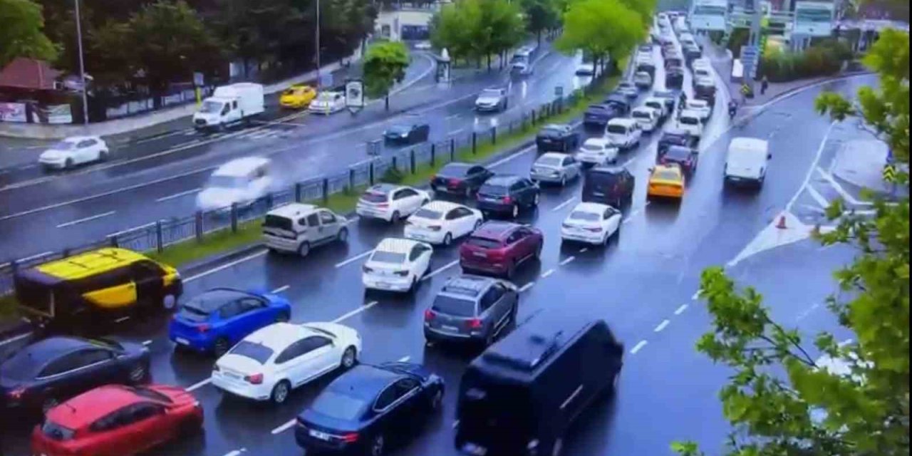 Beşiktaş’ta 8 Aracın Karıştığı Feci Kazanın Görüntüleri Ortaya Çıktı: Araç Karşı Yöne Böyle Uçtu