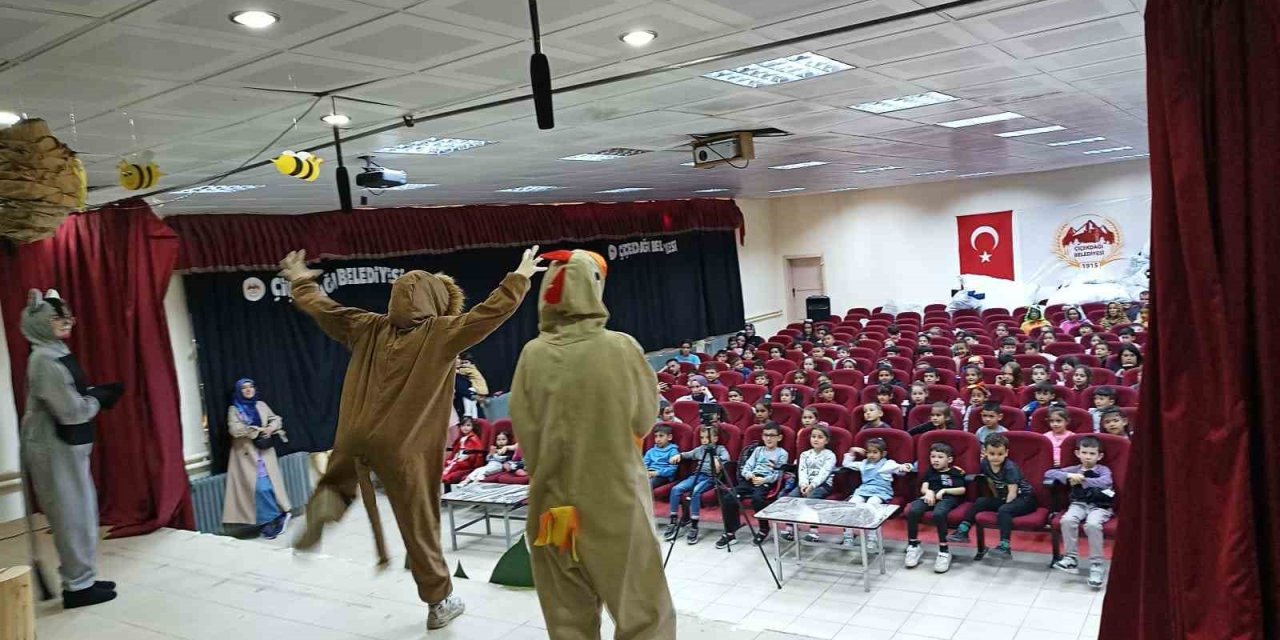 ’kim Korkar Depremden’ Adlı Tiyatro Oyunu Beğeni Topladı
