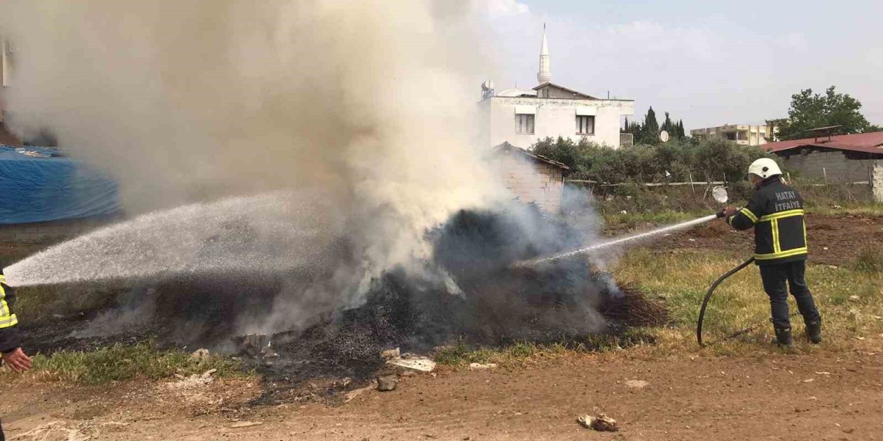 Reyhanlı’da Odunların Bulunduğu Alanda Çıkan Yangın Söndürüldü