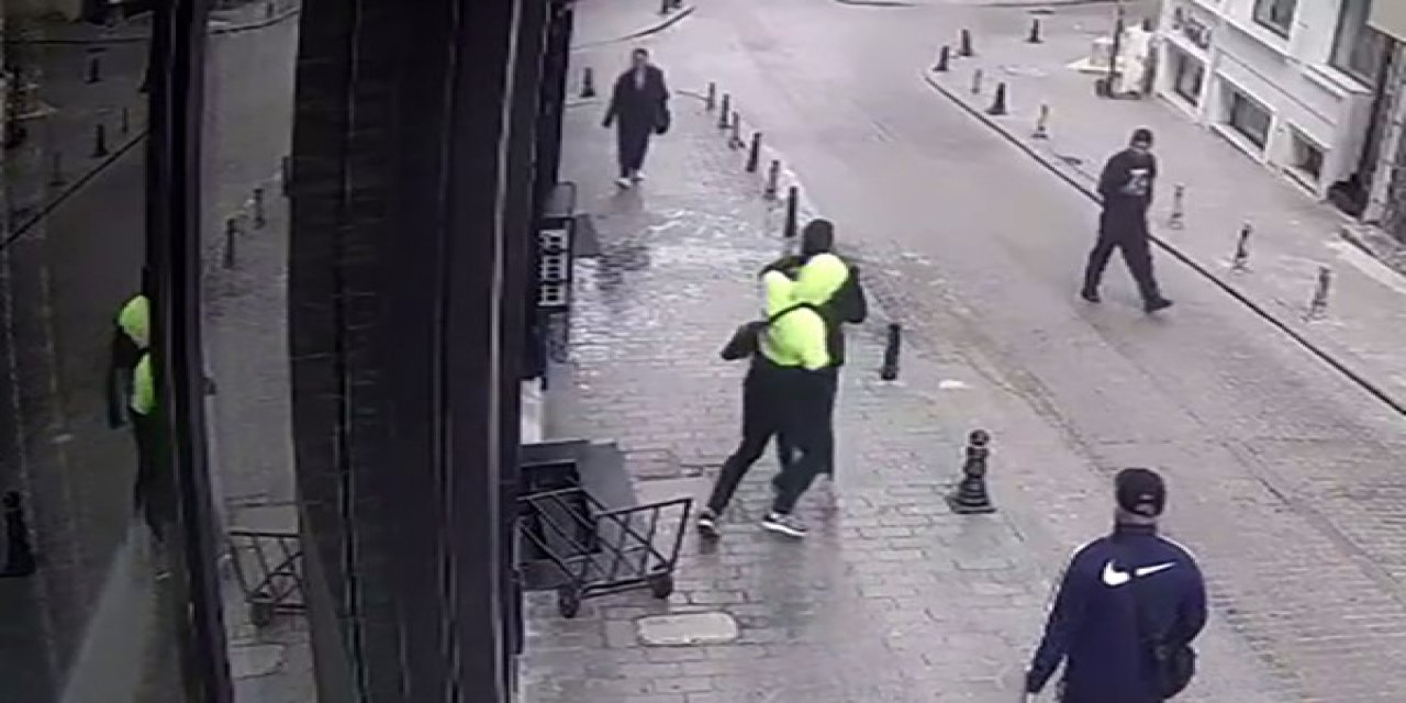 Fatih’te Sokak Ortasında Tek Yumrukla Gasp Kamerada