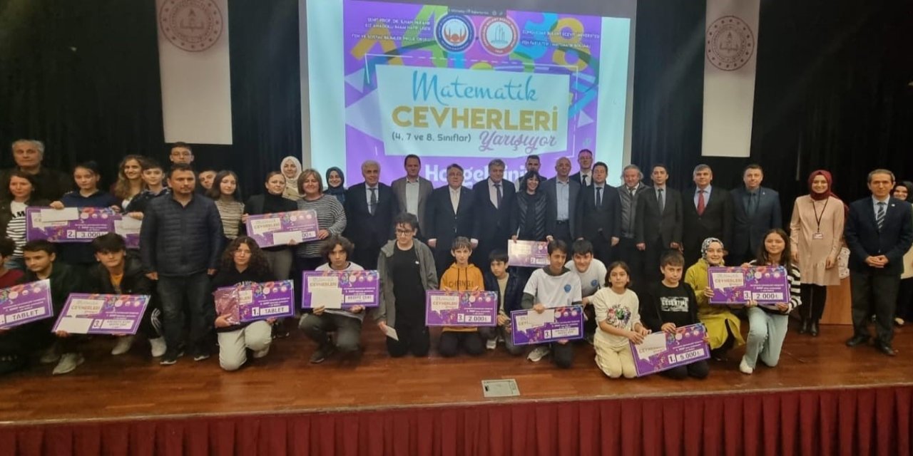 Rektör Özölçer “Matematik Cevherleri”ne Ödüllerini Takdim Etti