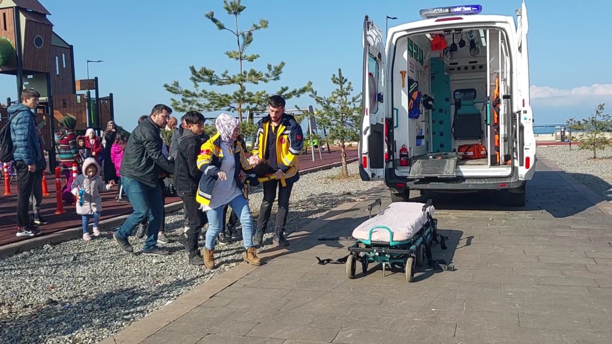 Trabzon'da parkta düşerek dili boğazına kaçan çocuğu sağlık ekibi kurtardı