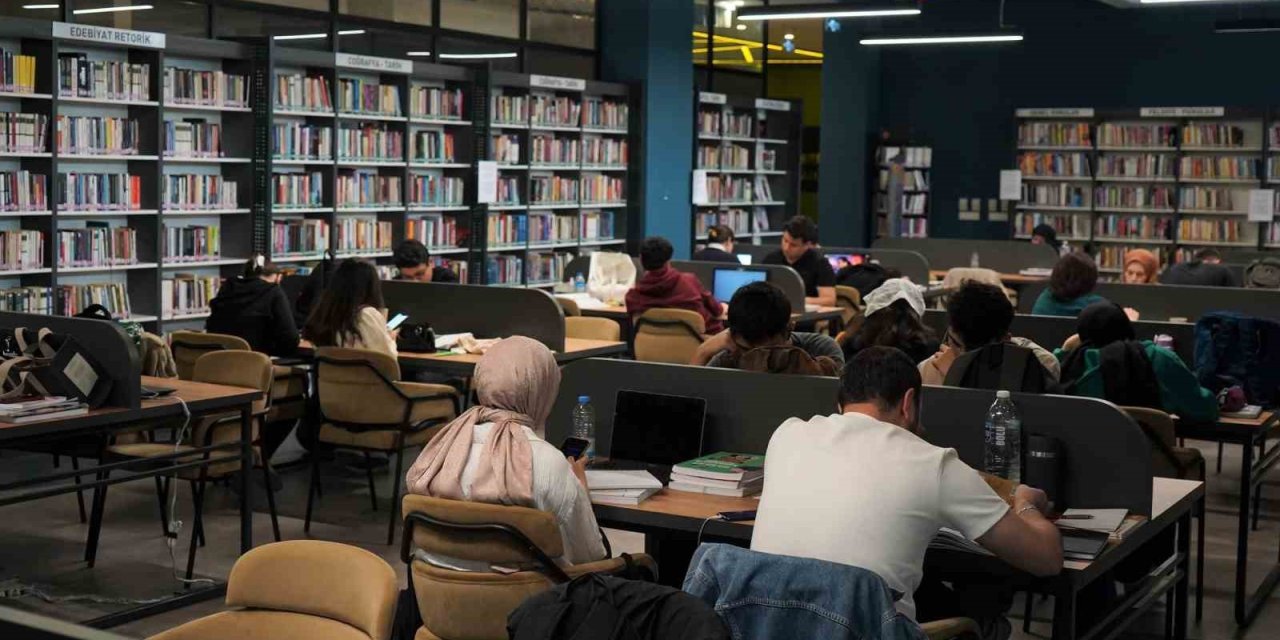 Gençler, Üniversite Sınavına Kitap Kahvelerde Hazırlanıyor