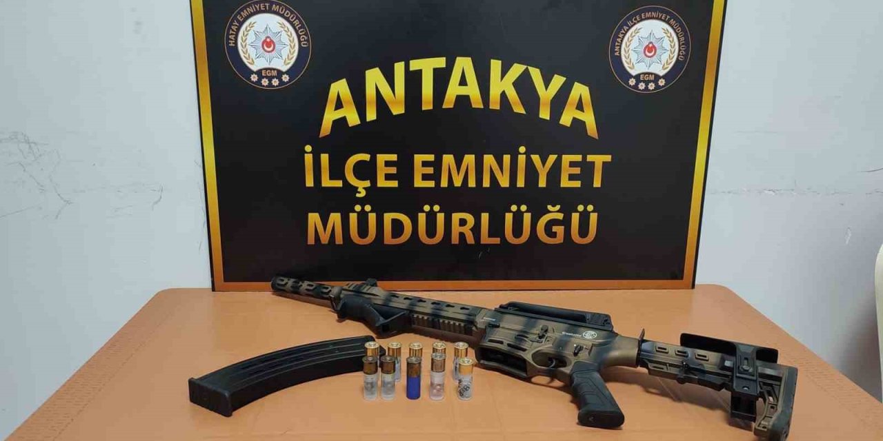 Şüphe Üzerine Durdurulan Şahsın Üzerinde Ve Aracında Silah Ele Geçirildi