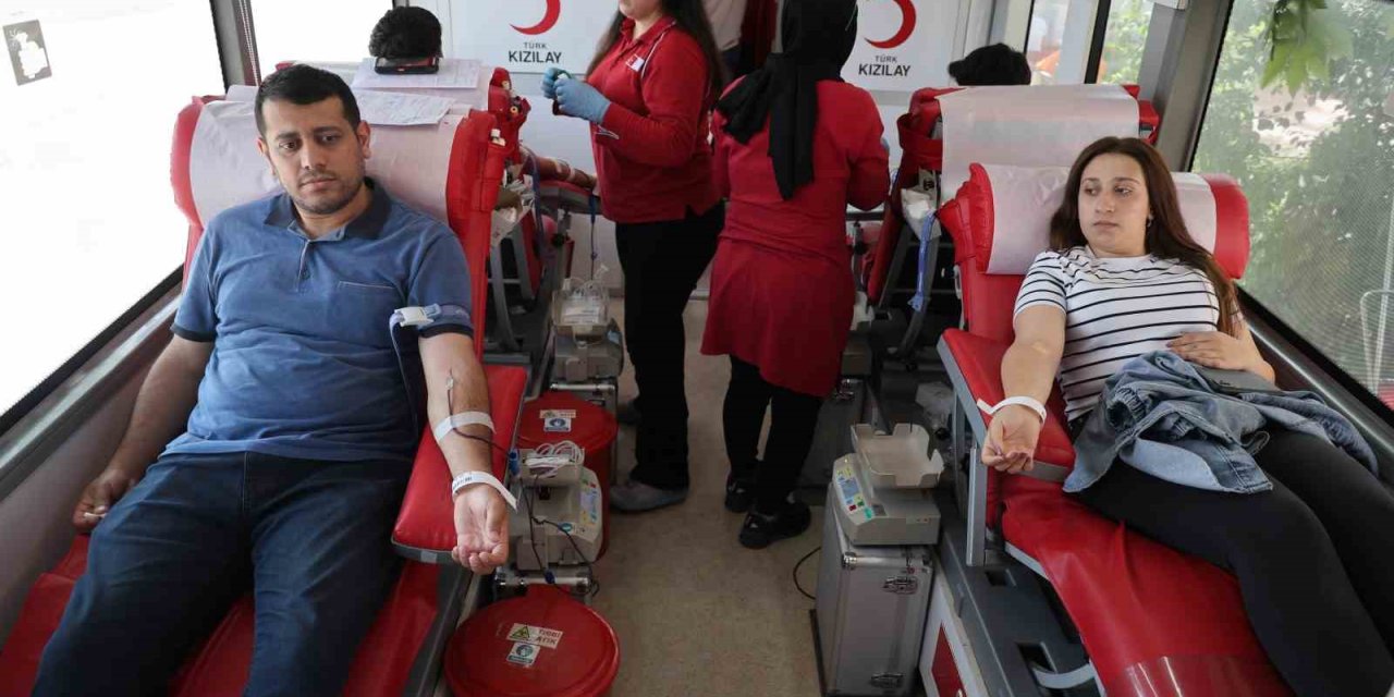 Elazığ’da Öğretmen Ve Öğrenciler Kan Bağışında Bulundu