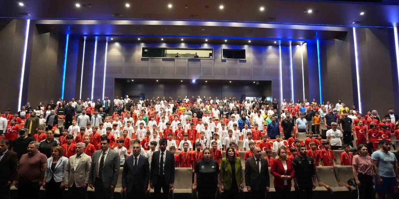 Yılmaz, Başarılı Öğrencileri Ödüllendirdi