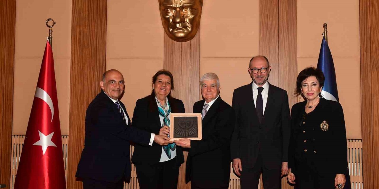 Emekli Öğretim Üyesi Prof. Dr. Ferruh Çömlekçi’ye ’mesleki Ve Akademik Saygı Ödülü’