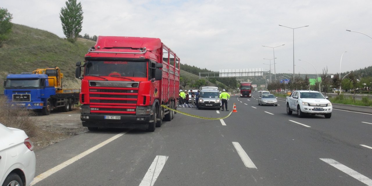 Arıza yapan aracını kaldırmak için gelen kamyonun altında kalıp öldü