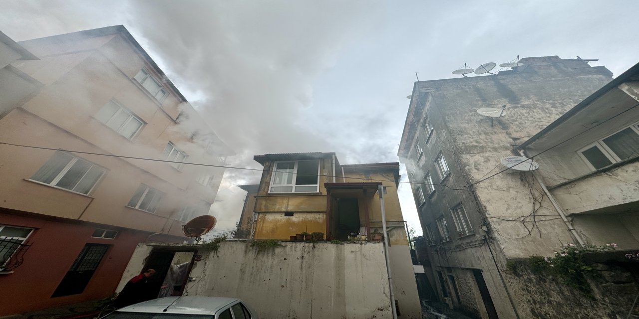 Trabzon'da müstakil evin çatısında çıkan yangın hasara neden oldu