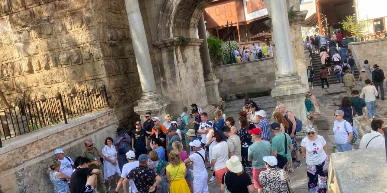 Turist Rehberleri Ve Seyahat Acentelerine İlişkin Yapılan Düzenleme Sektörü Dönüştürecek