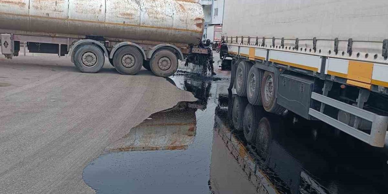 Kazaya Karışan Tankerin Deposu Delindi, Binlerce Litre Yağ Oluk Oluk Yollara Aktı