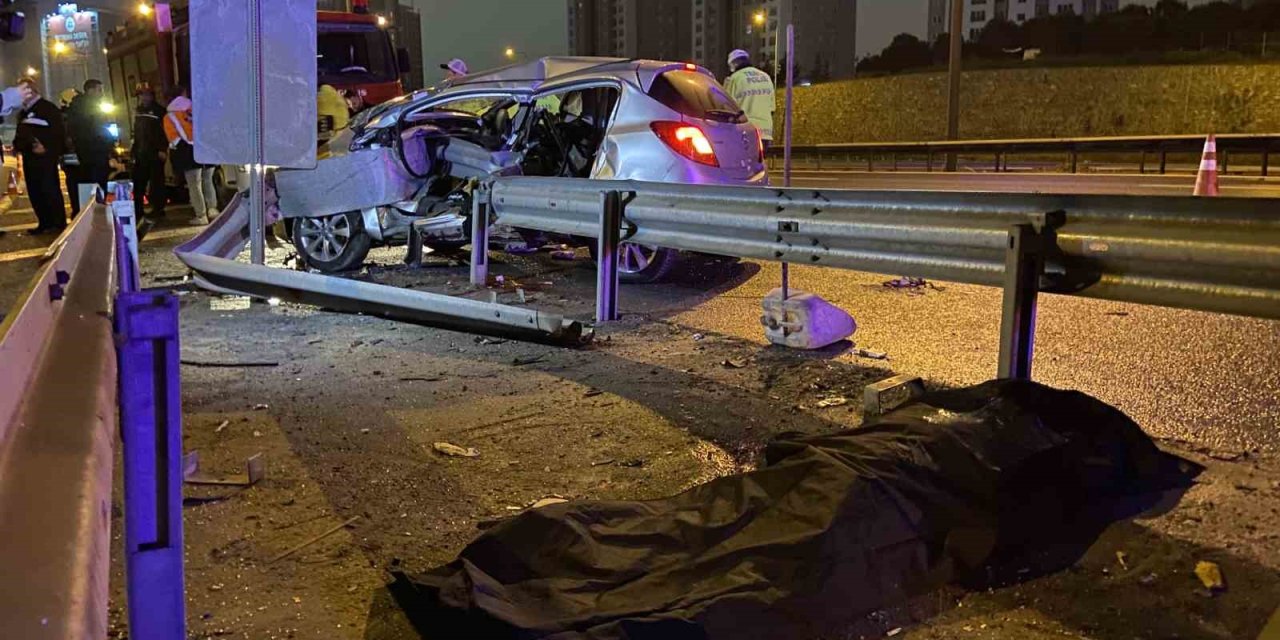 Tem Otoyolu’nda Otomobil Bariyerlere Ok Gibi Saplandı: 1 Ölü, 1 Ağır Yaralı