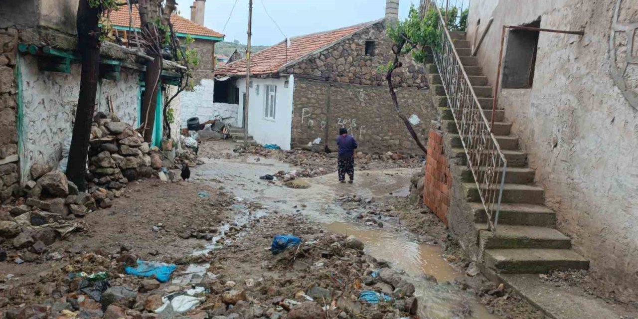 Sel Suları Parke Taşlarını Yerinden Söküp Önüne Ne Kattıysa Sürükledi