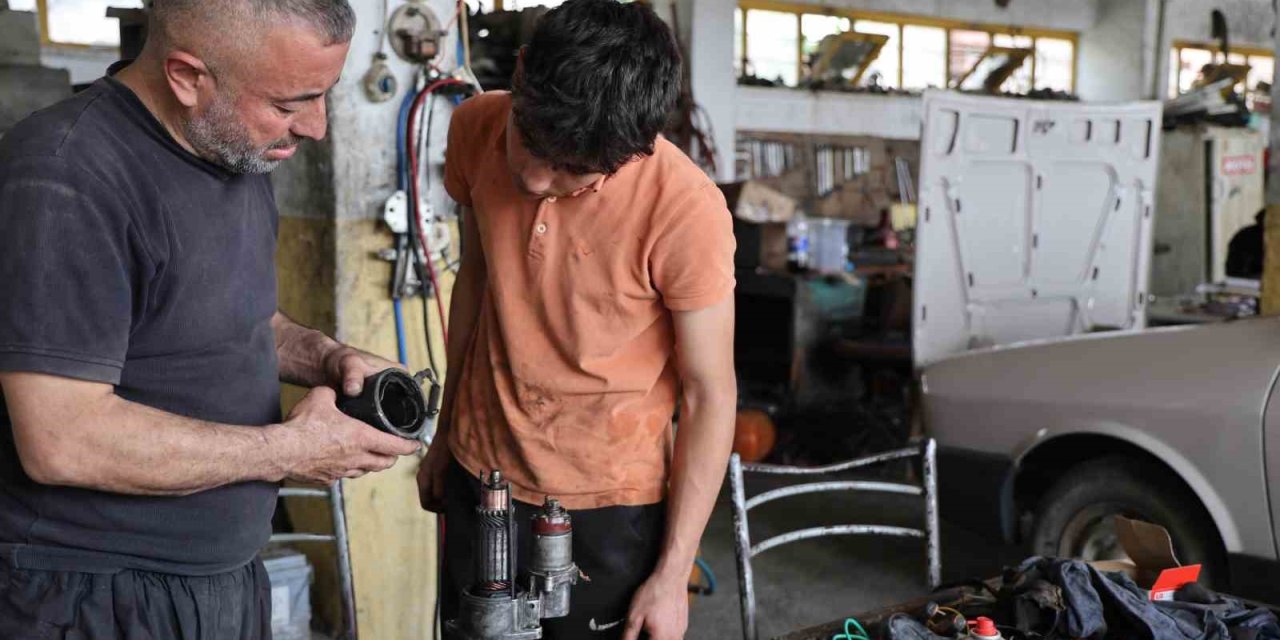 İşçiler Bayrama Tamirhanede Girdi