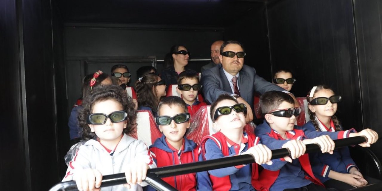 Vali Musa Işın, Çocukların 10d Sinema Keyfine Ortak Oldu