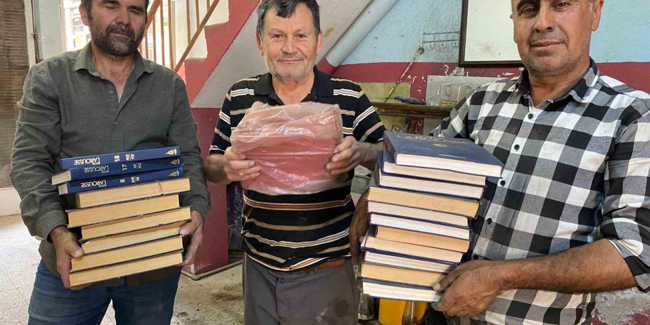 Alıcı Bulamadığı Kitaplarını Geri Dönüşüme Gönderdi