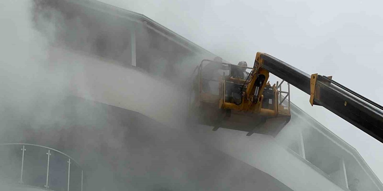 Düzce’de Otelde Yangın: 3 Kişi Dumandan Etkilendi