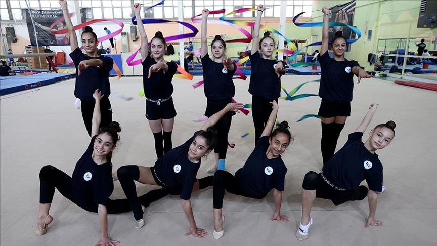 Ritmik cimnastikçiler, farklı hedeflerle çalışmalarını sürdürüyor
