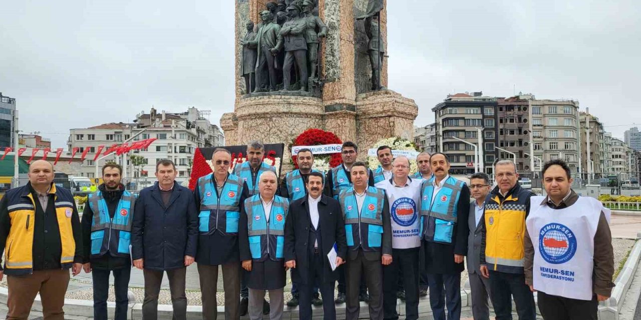 Memur-sen Taksim’e Çelenk Bıraktı