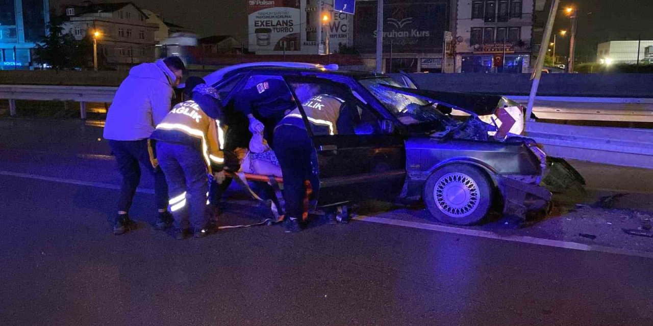 Otomobil Bariyere Çaptı: 1’i Ağır 2 Yaralı
