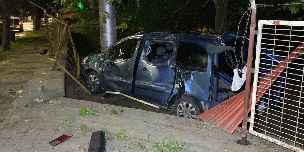 Kocaeli’de Hafif Ticari Araç Ağaca Çarptı: 1 Yaralı