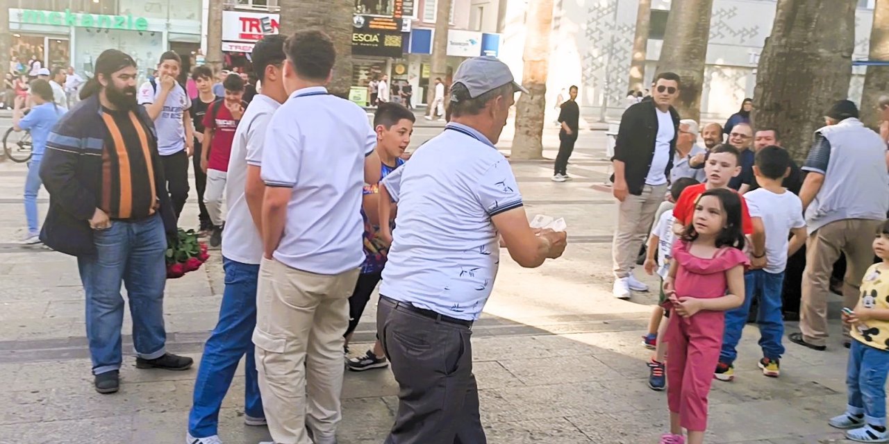 Gören Gözlerine İnanamadı, Hem Oynadı Hem Para Dağıttı