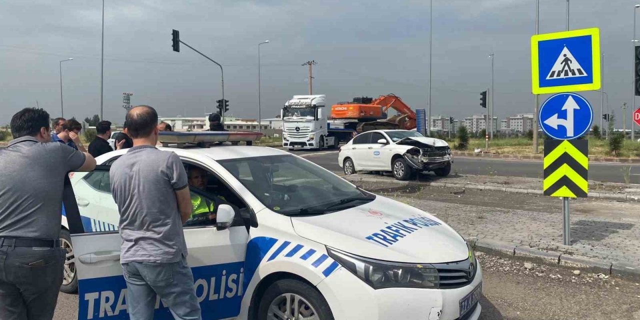 Diyarbakır’da İki Otomobil Çarpıştı: 1 Yaralı