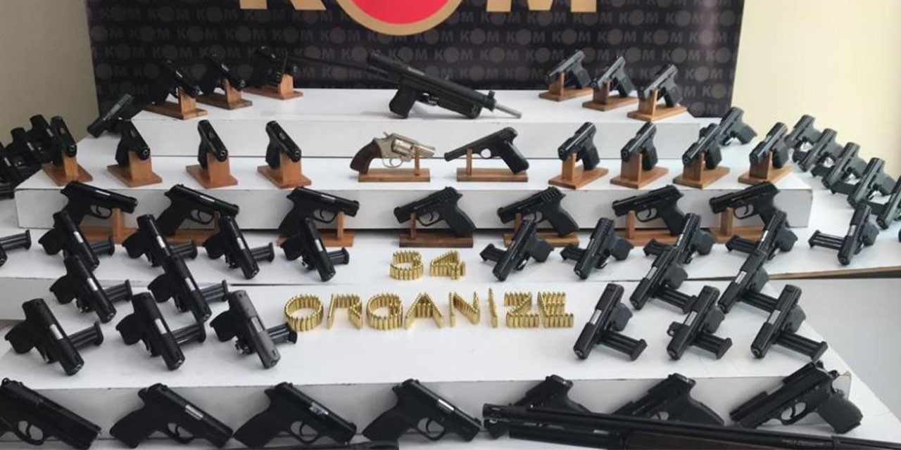 Yasa dışı imalathanelerde ele geçirilen silahların sergisi yapıldı