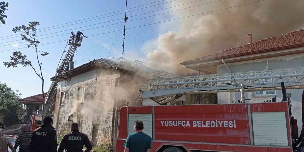 Burdur’da Depoda Çıkan Yangın Evlere Sıçradı: 2 Ev Ve 1 Depo Kullanılamaz Hale Geldi