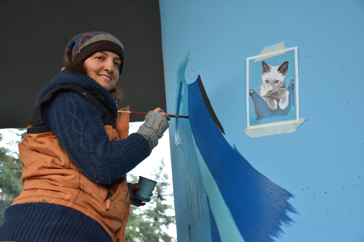 Trabzonlu ressamlar fırçalarıyla kentin duvarlarını renklendiriyor