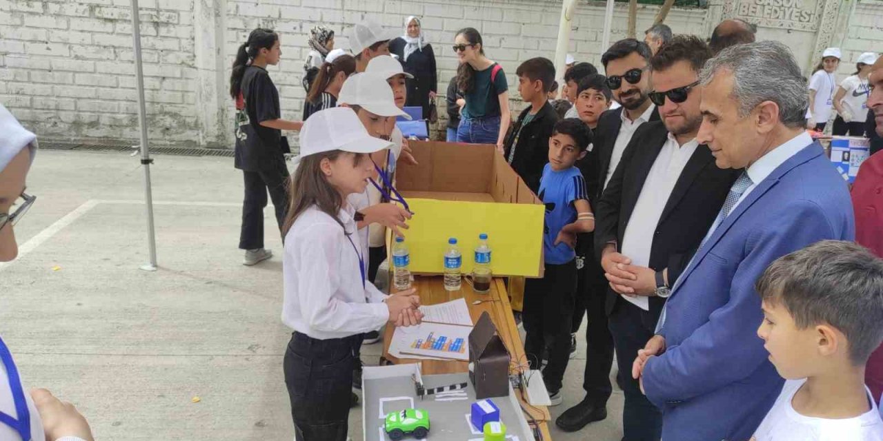 Öğrencilerden Yaklaşınca Kapağı Açılıp Kapanan Akıllı Çöp Kutusu