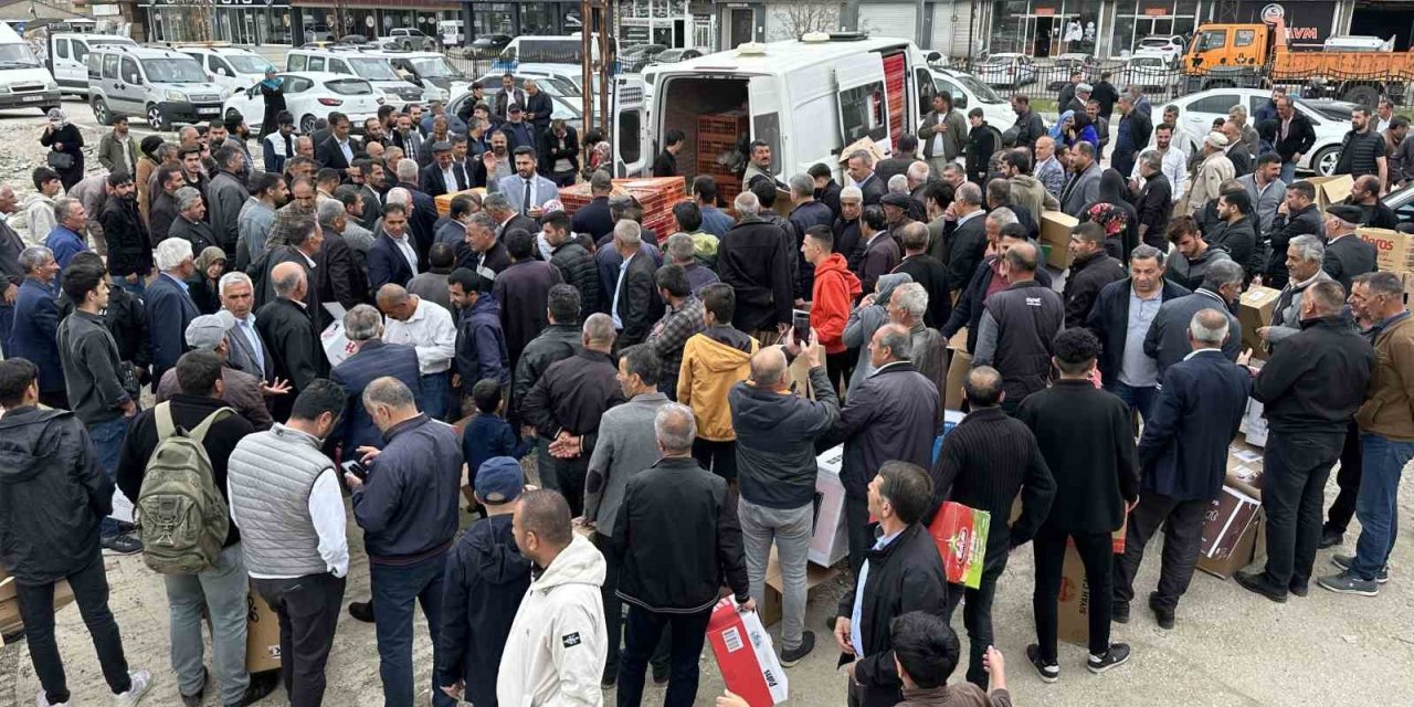 Yüksekova’da Kartonunu Alan Tavuk Ve Horoz Almaya Koştu