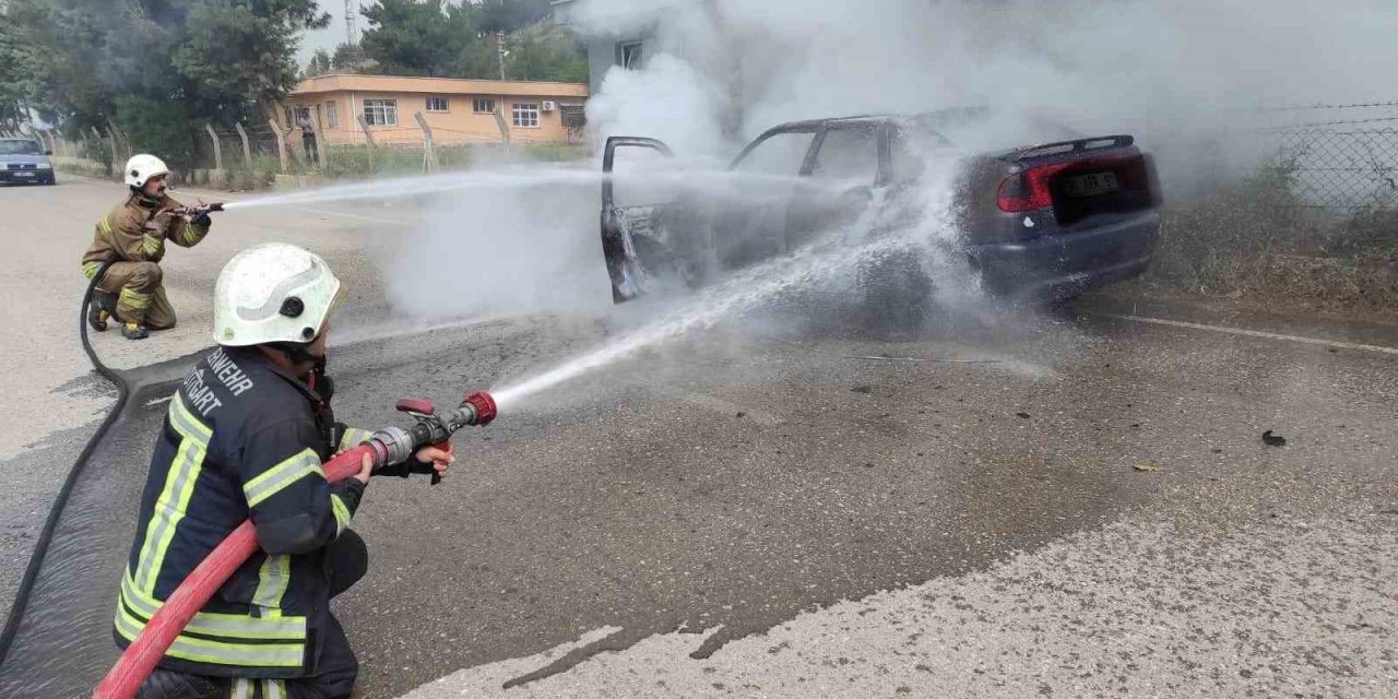 İskenderun’da Yanan Araç Hurdaya Döndü