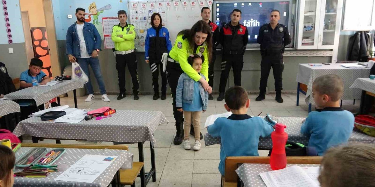 Tatvan’da Polis Ekipleri 1 Yılda 4 Bin 250 Öğrenciye Polislik Mesleğini Tanıttı