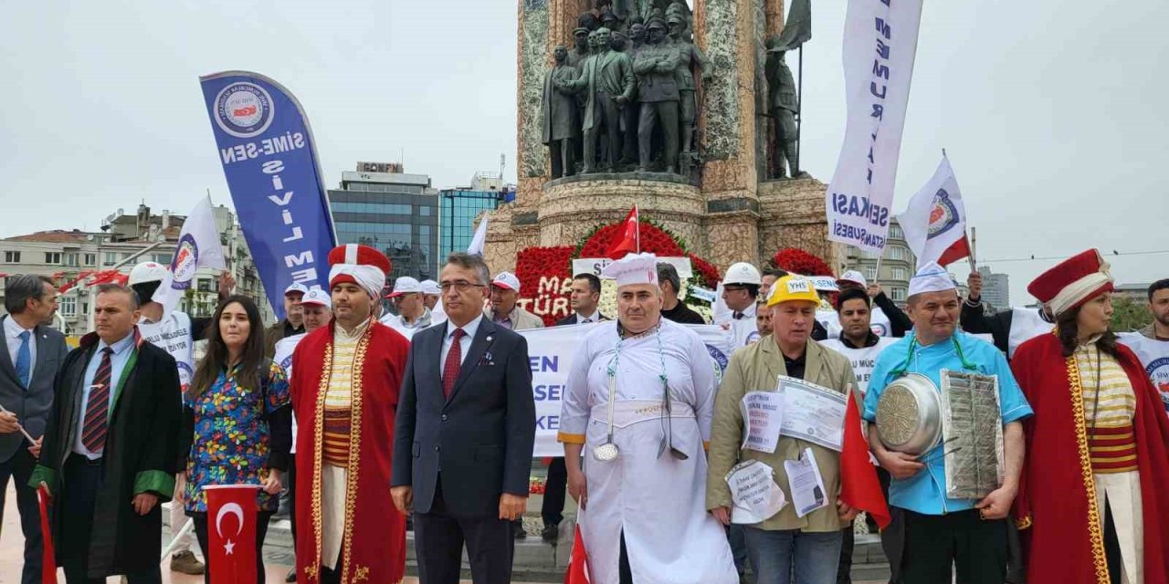 Mehter, Aşçı, Avukat Kıyafeti Giyen Sime-sen Üyeleri Taksim’de