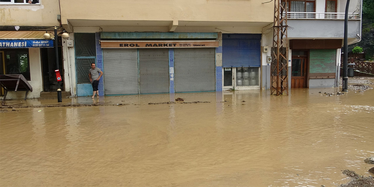 Giresun'un Duroğlu beldesinde sel: 1 kayıp