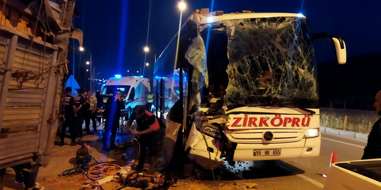 Yolcu otobüsü tuğla yüklü tıra çarptı1 ölü, 9 yaralı