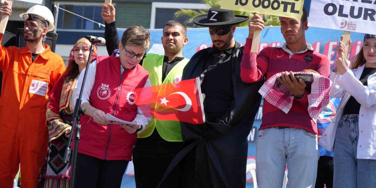 1 Mayıs Kutlamalarına Çizgi Film Ve Sinema Kahramanı Zoro Kıyafeti İle Katıldı