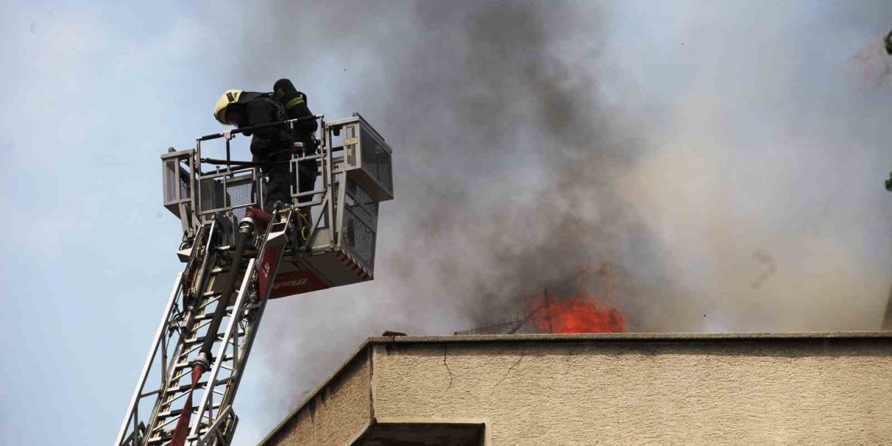 Konya’da Apartmanın Çatısında Yangın Paniği