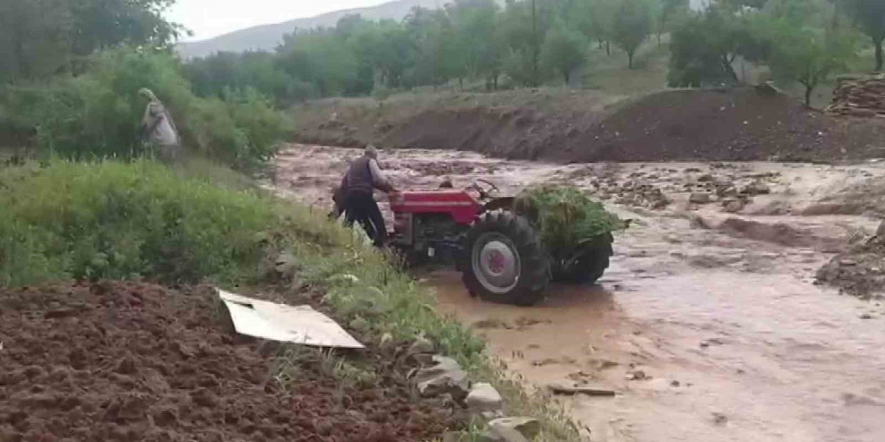 Elazığ’da Sağanak Ve Dolu Yağışı Hayatı Olumsuz Etkiledi