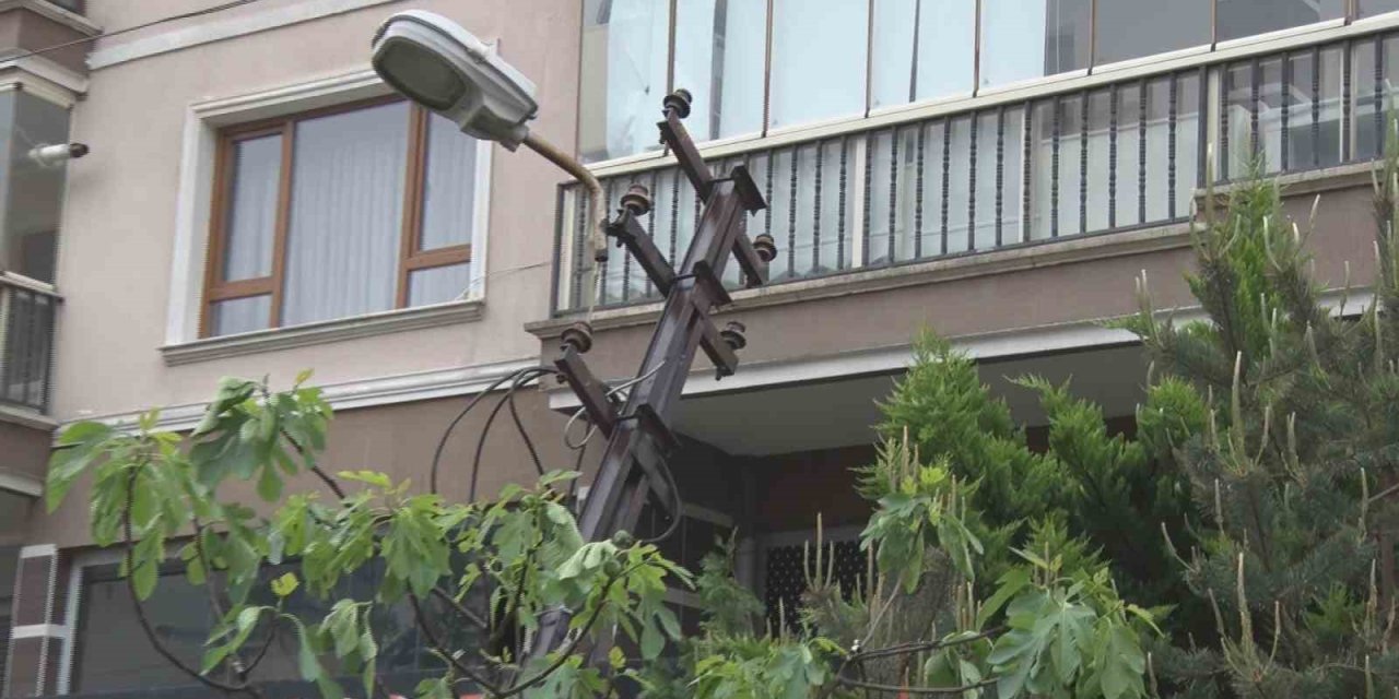 Ankara’da Çöken Yol Elektrik Direğini Yuttu
