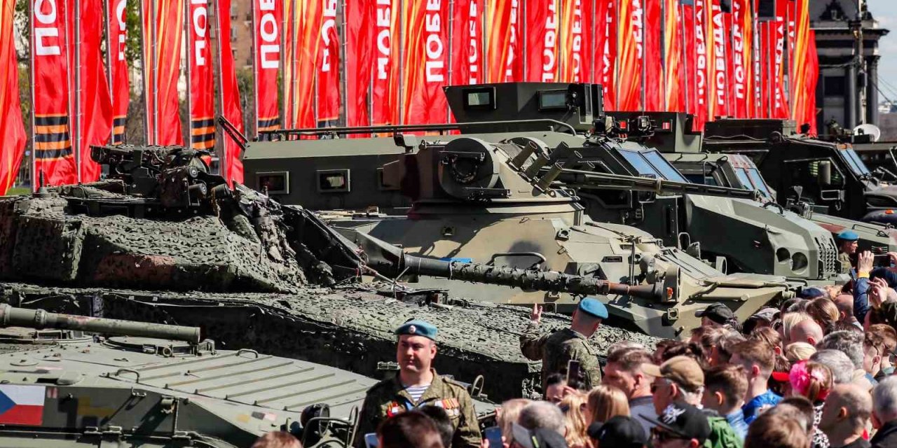 Rusya, Ukrayna Ordusundan Ele Geçirdiği Batı Teçhizatını Sergiliyor