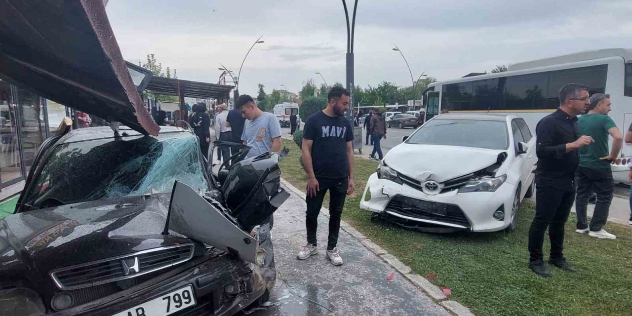 Kontrolden Çıkan Kamyon Ortalığı Savaş Alanına Çevirdi