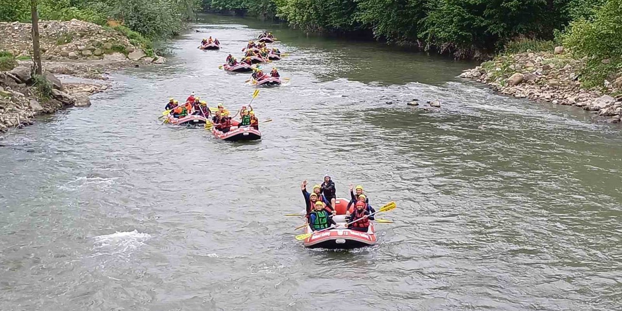 İşçilere 1 Mayıs Sürprizi: Hayatlarında İlk Kez Rafting Heyecanı Yaşadılar